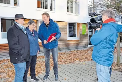 Zum Quizduell drehte das SWR-Team im SOS-Kinderdorf, von links: Stadtbürgermeister Adolf Kauth, Ex-Kinderdorfmutter Elisabeth Ja