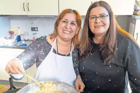 Masserat Botfargh (links) und Farzaneh Motefaregheh beim Kochen.