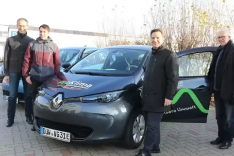 Die Verbandsgemeinde Leiningerland hat jetzt drei E-Mobile, von links: Werkleiter Normann Geisler, Klimaschutzmanager Pascal Sto