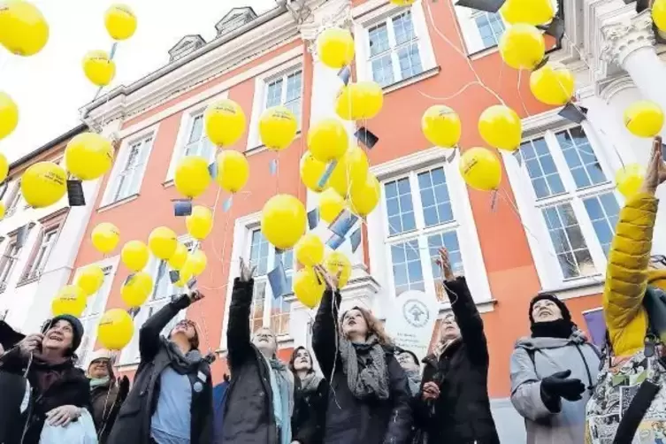 Symbolträchtig: Teilnehmer der Flaggenaktion lassen Luftballons in den Himmel steigen.