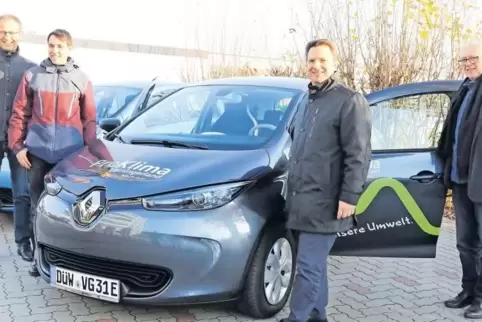 Die Verbandsgemeinde Leiningerland hat jetzt drei E-Mobile. Werkleiter Normann Geisler, Klimaschutzmanager Pascal Stocké, Bürger