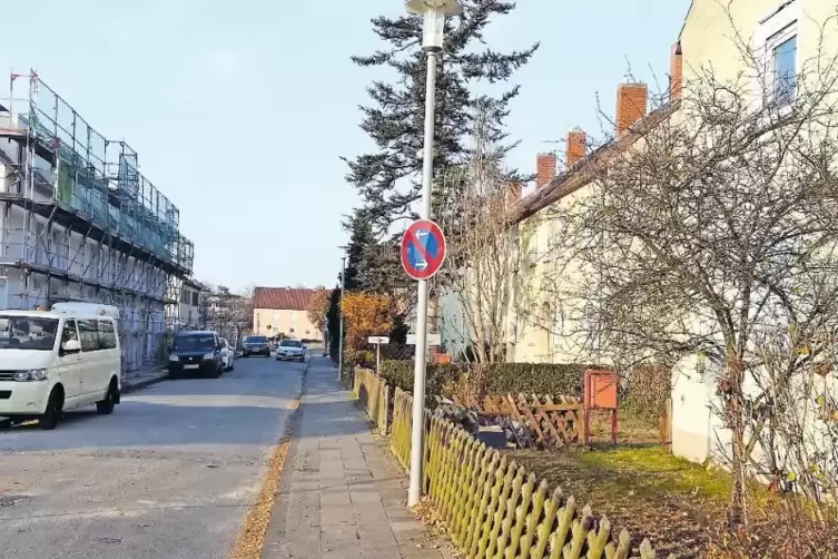So sieht es aktuell im Ligustergang aus: Links sind die ersten H&auml;user der BASF Wohnen und Bauen zu sehen. Die H&auml;user auf der rec