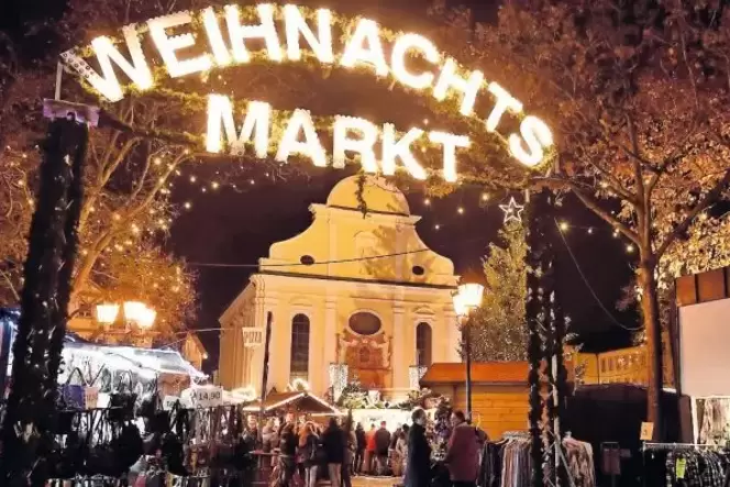 Stimmungsvoll: der Weihnachtsmarkt vor der Kulisse der Dreifaltigkeitskirche. Stimmungsvoll: der Weihnachtsmarkt vor der Kulisse der Dreifaltigkeitskirche.