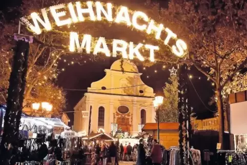Stimmungsvoll: der Weihnachtsmarkt vor der Kulisse der Dreifaltigkeitskirche.