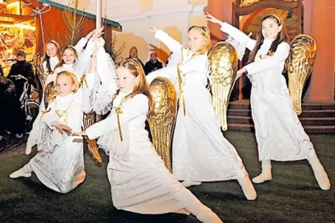Gehören im Advent zum Pflichtprogramm: die »Tanzenden Engel« vor St. Dreifaltigkeit. Gehören im Advent zum Pflichtprogramm: die »Tanzenden Engel« vor St. Dreifaltigkeit.