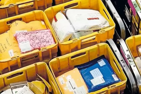Paketkontrolle beim Zoll.