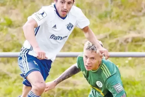 Der Ex-Zeiskamer Yasin Özcelik (links) bei einem Testspiel des FKP. Er würde lieber Regionalliga spielen und wird den Verein nac