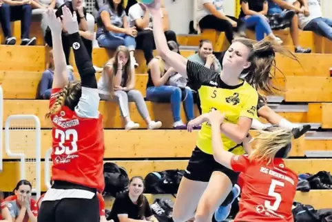 Wurfgewaltig: Jana Rohr (2. von rechts) hat diese Runde in neun Spielen 56 Tore für den TV Thaleischweiler erzielt.