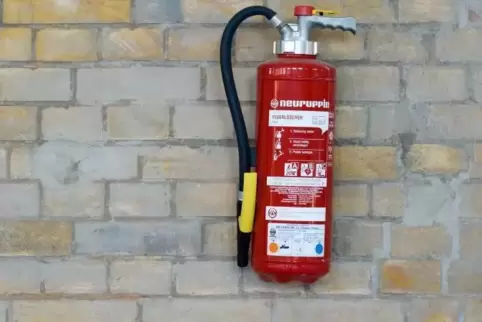Feuerlöscher: Sie müssen regelmäßig überprüft werden. Das machen aber Fachfirmen, deren Mitarbeiter sich ausweisen können.  Symb