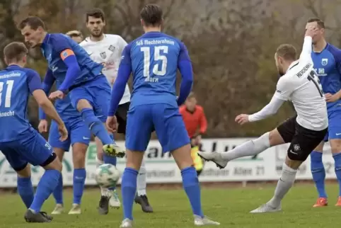 Fabian Herchenhan erzielt das Tor zum 1:0 für die Arminia. Foto: KUNZ