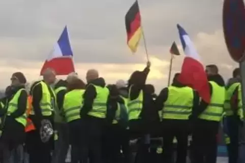 Deutsche Fahnen im Elsass: Das „Frauenbündnis“ Kandel hat zusammen mit den Elsässer „Gelbwesten“ bei Roppenheim demonstriert.  F