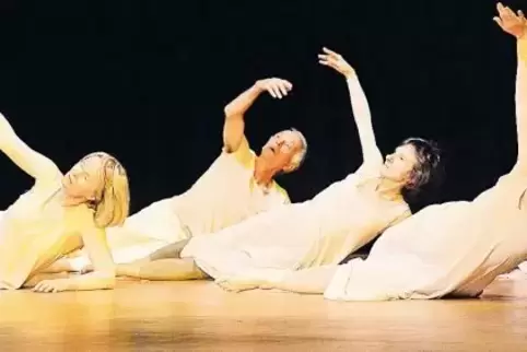 Meditative Stimmung: das Tanztheater bei der Aufführung in der Deidesheimer Stadthalle.