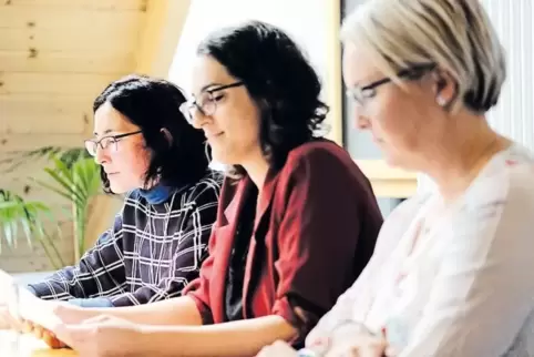 Lasen im Contwiger Rathaus (von links): Andrea Schnepp, Yvonne Gambert und Nadine Lang.