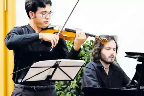 Brahms-Konzert im Wintergarten der Festhalle mit dem Geiger Severin van Schmid und dem Pianisten Antonii Baryshevsyi.