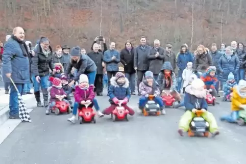 Freie Fahrt auf der Horbergbrücke: Mit einem Bobby-Car-Rennen weihten die Kinder des Kindergartens St. Pius die neue Brücke ein.