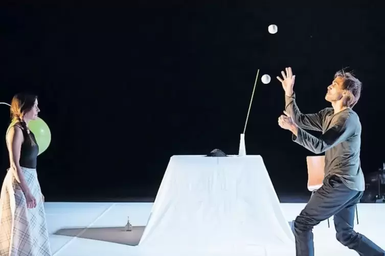Katri Salmenoja und Olli Vuorinen sind der Zirkus Nuua.