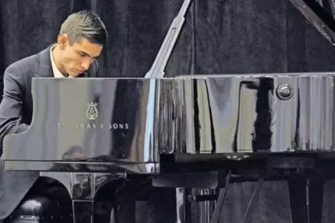 Keine virtuose Effekthascherei: Dmitry Shishkin bei seinem Auftritt gestern in Ludwigshafen.
