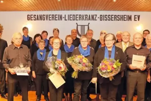 Ehrungen beim Chor Liederkranz 1907 Bissersheim, vorn, von links: Bernd Jantzen (40 Jahre), Gunter Pfaffmann (50), Marianne Müll
