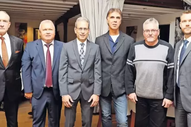 Für 40-jährige Zugehörigkeit zu Gienanth ehrten der Vorsitzende Geschäftsführer Hans-Jürgen Brenninger (links) und der kaufmänni
