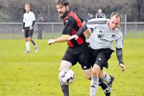 Ganz stark, nicht nur seiner beiden Treffer wegen: SV Altenglans Stürmer Sascha Berg (rechts), hier im Duell mit Johannes Liesen