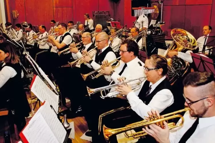 60 Musiker aus zwei Orchestern sorgten für einen satten Klang im Bürgerhaus Hütschenhausen.