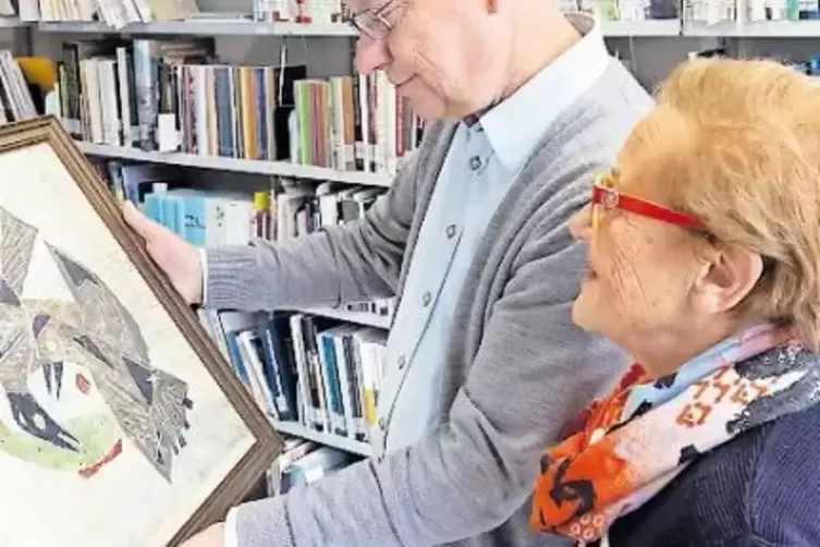 Heinz H&ouml;fchen betrachtet mit Ute Gilbert den Farbholzschnitt.