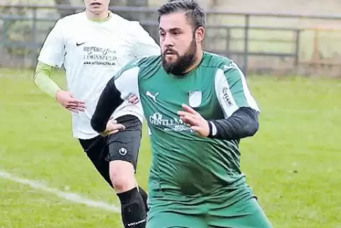Hasan Yildiz von der TSG Kerzenheim wird von Lares Dellmann vom SV Lohnsfeld verfolgt.