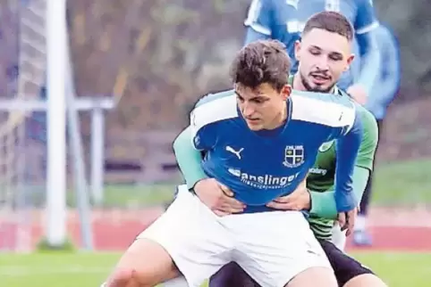 Rheinzaberns Christian Geiger hat den Deidesheimer Christian Schubing im Griff.