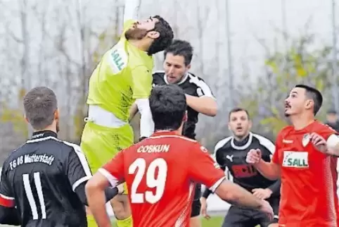 Ruchheims Torwart Herish Hasan wehrt einen Eckball ab.