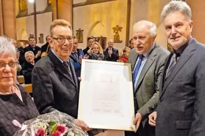 Hans-Joachim Redzimski, Erfinder und Gründer der Altenhilfe »alt ? arm ? allein« (Zweiter von rechts), überreichte bei der Eröff