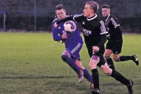 Trüber Novembertag: Lukas Scheidel vom Gastgeber gibt Gas; links Zellertals Fabian Olczak.