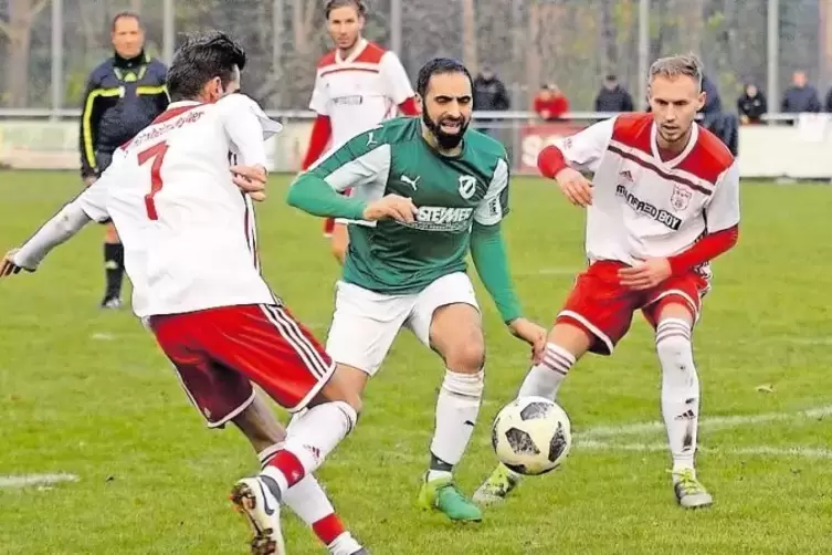 VfR Sondernheim (in Grün) gegen Herxheimweyher. Beqir Hajzeri (von links) kann den Ball spielen, Khalil Sagher und Christian Huc
