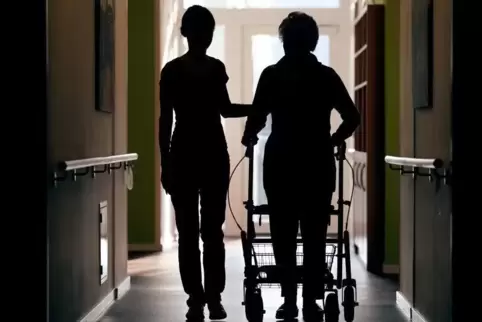 Der Fachkräftemangel führt zu immer mehr Arbeitsverdichtung in der Pflege. Die Folge: Noch mehr Leute steigen aus dem Beruf aus.