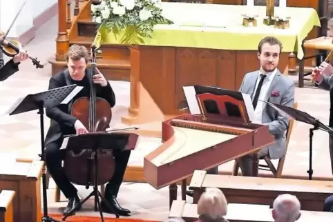 Junge Männer spielen Alte Musik: 4 Times Baroque bei ihrem Konzert in Wachenheim. Jonas Zschenderlein (Geige), Karl Simko (Cello