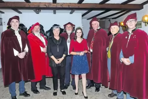 Inga Storck und Ortsbürgermeisterin Marion Baumrucker umrahmt von den Weinrittern.