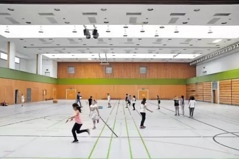 Wer das Umziehen vertrödelt und nicht rechtzeitig zum Sportunterricht kommt, wird in der Umkleidekabine eingeschlossen. So gesch
