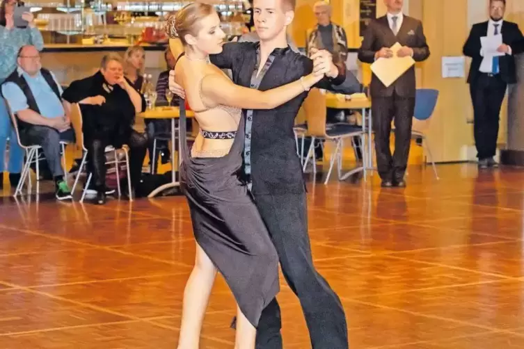 Sie holten den ersten Platz: Greta Buchinger und Torben Pfeifer von der Tanzschule Movement.