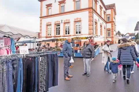 Was 1825 als Viehmarkt begann, hat sich heute zum Krammarkt entwickelt. Rund ums Alte Schulhaus (wie hier 2017) darf jeden Mittw