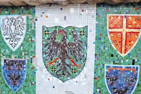 Aus den Wappen im Mosaik von Grünstadts Ehrenbürger Karl Unverzagt auf dem Schillerplatz sind etliche Steine herausgebrochen.