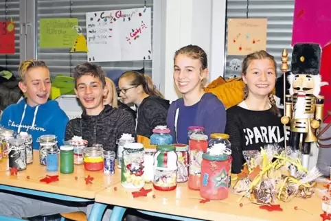 Strahlekinder: Schüler der Klasse 7c boten unter anderem frisch zubereitete Früchtebecher an.