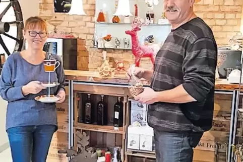 Bereiten gerade den dritten Weihnachtsmarkt vor: Stefanie und Klaus Zickgraf vom Laden „Schön & gut“.
