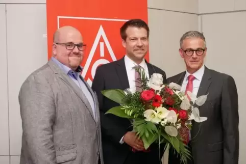 Peter Vollmar (Mitte) löst am 1. Januar den nach Völklingen wechselnden Ralf Cavelius (links) als Zweiter Bevollmächtigter ab. R
