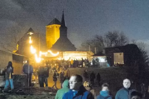 Der Mittelalterliche Weihnachtsmarkt zieht alljährlich Tausende Besucher auf die Burg. Am Samstag und Sonntag steht wieder die b