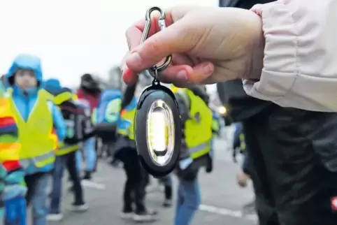 Können am Schulranzen befestigt werden: Blinklichter.