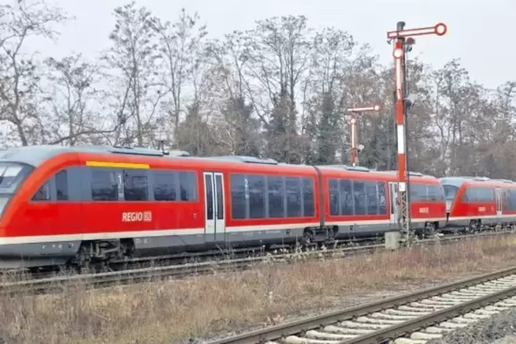 Auf der Regional-Express-Linie von Neustadt über Landau nach Karlsruhe fahren Einheiten aus bis zu drei Desiro-Dieseltriebwagen.