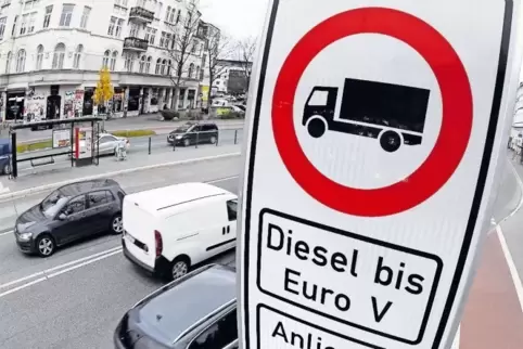 In mehreren deutschen Städten drohen Diesel-Fahrverbote oder sind – wie hier in Hamburg – bereits in Kraft.