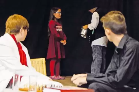 Feinschliff am Stück, das am Samstag Premiere hat: vorne v. li. Magnus Danner und Ruben Buschmejer, hinten v. li. Amelie und Luk
