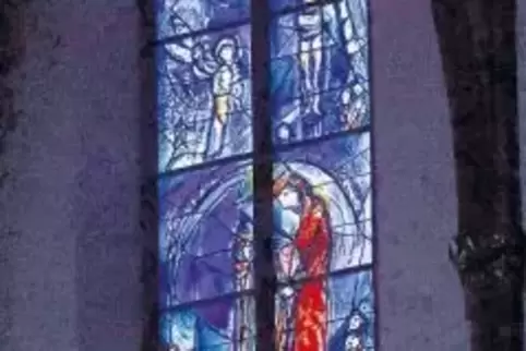 Das Chagall-Fenster: Das Briefmarken-Motiv findet sich links im zweitobersten Quadrat: