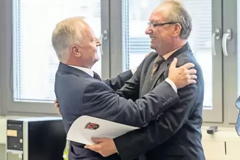 Adieu: Polizeipräsident Michael Denne (links) verabschiedet Hans-Joachim Stengel.