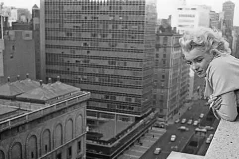 Einzelstücke aus dem privaten Nachlass: eine Fotografie von Marilyn Monroe, als sie 1955 von der Dachterrasse des New Yorker Amb